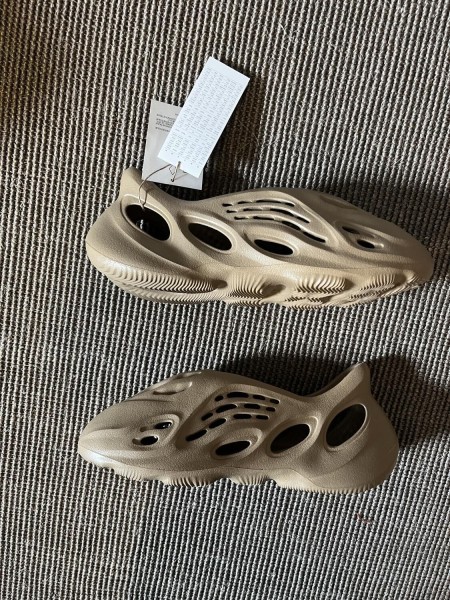 adidas Yeezy Foam RNR Clay Taupe