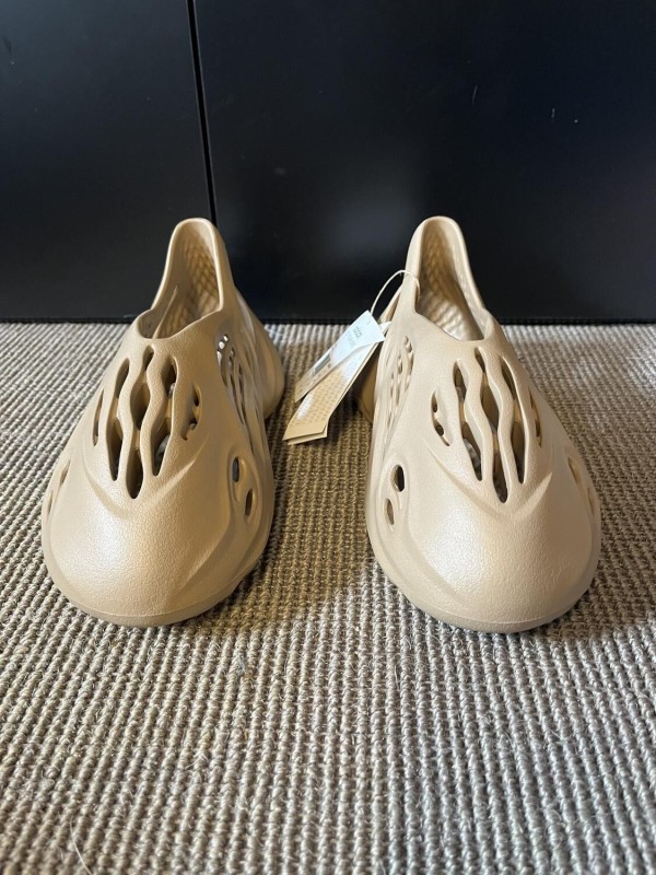 adidas Yeezy Foam RNR Clay Taupe 2