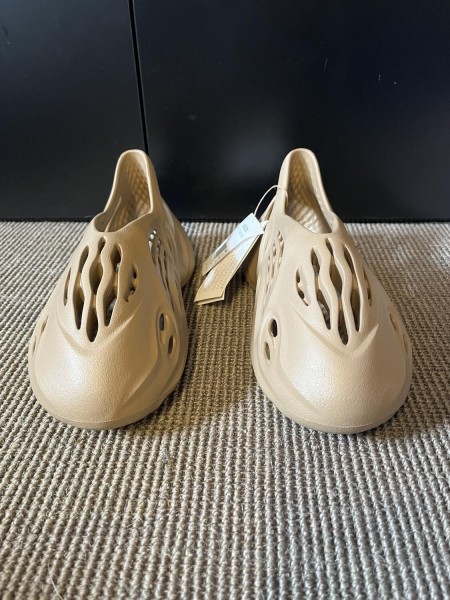 adidas Yeezy Foam RNR Clay Taupe