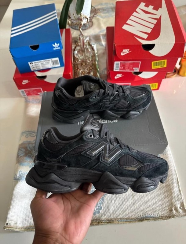 New Balance 9060 Triple Black Patent taille 38,5