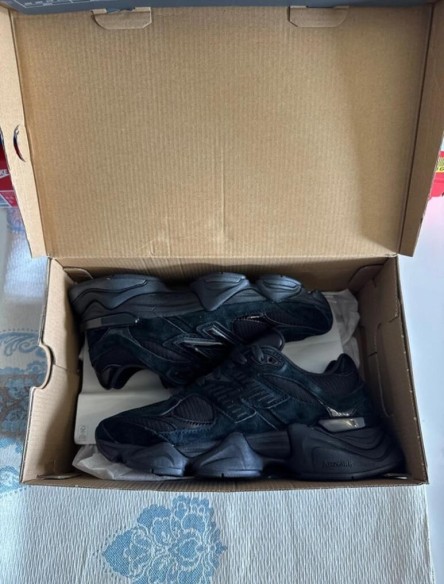 New Balance 9060 Triple Black Patent taille 38,5