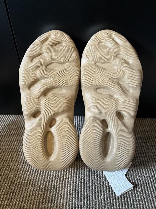 adidas Yeezy Foam RNR Clay Taupe 2