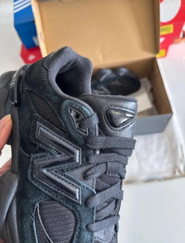 New Balance 9060 Triple Black Patent taille 38,5 2