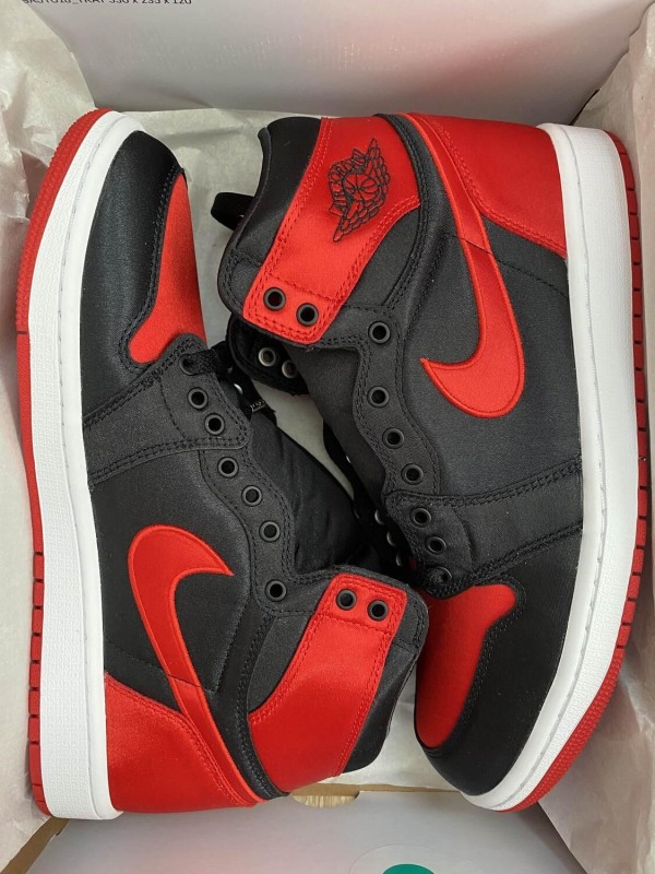 Nike Air Jordan 1 Rétro High OG Satin Bred taille 7W US (38 EU)