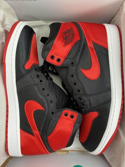 Nike Air Jordan 1 Rétro High OG Satin Bred taille 7W US (38 EU)