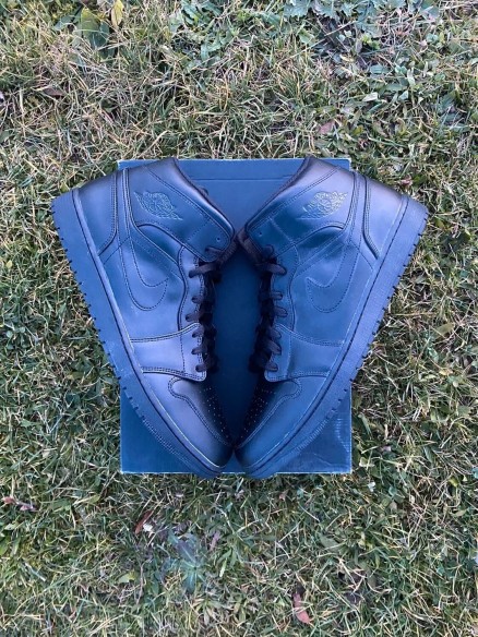 Jordan 1 Mid Black
