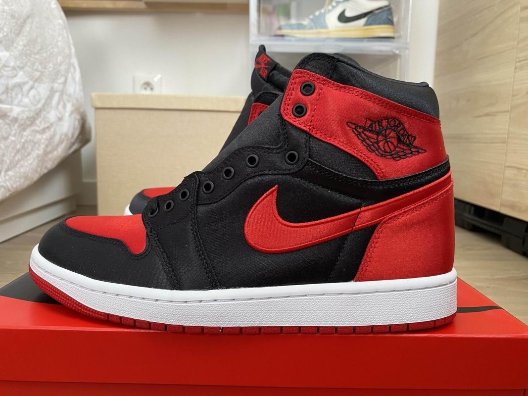 Nike Air Jordan 1 Rétro High OG Satin Bred taille 7W US (38 EU) 2