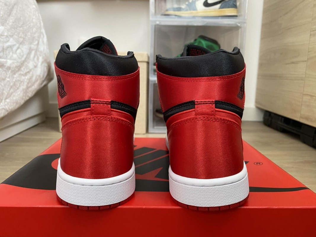 Nike Air Jordan 1 Rétro High OG Satin Bred taille 7W US (38 EU) 2
