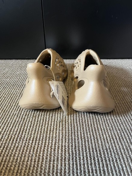 adidas Yeezy Foam RNR Clay Taupe