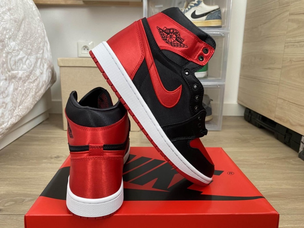 Nike Air Jordan 1 Rétro High OG Satin Bred taille 7W US (38 EU) 2