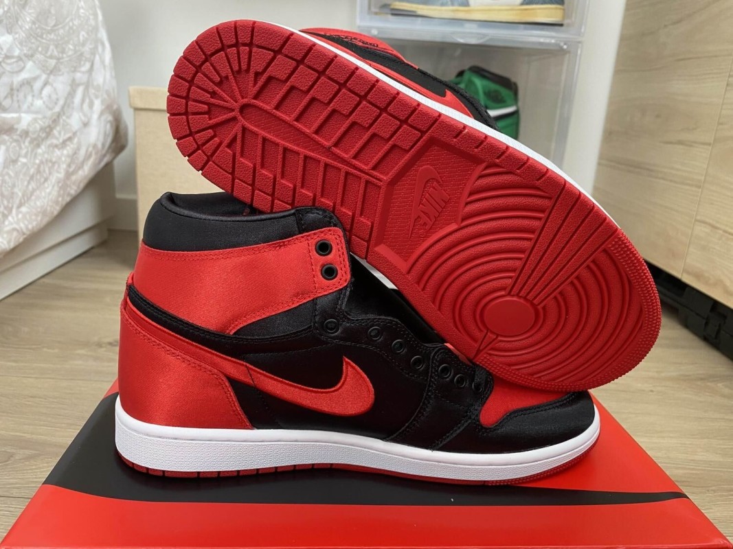 Nike Air Jordan 1 Rétro High OG Satin Bred taille 7W US (38 EU) 2