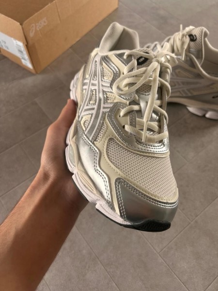 Asics nyc white silver metallic cream & grey
