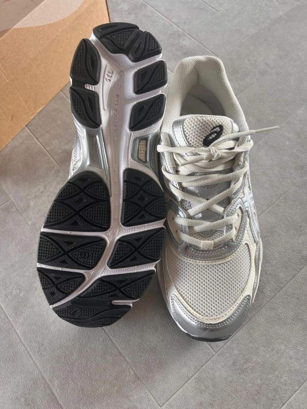 Asics nyc white silver metallic cream & grey 2