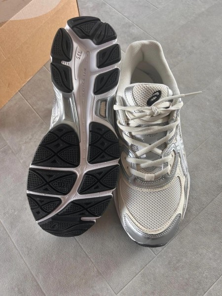 Asics nyc white silver metallic cream & grey