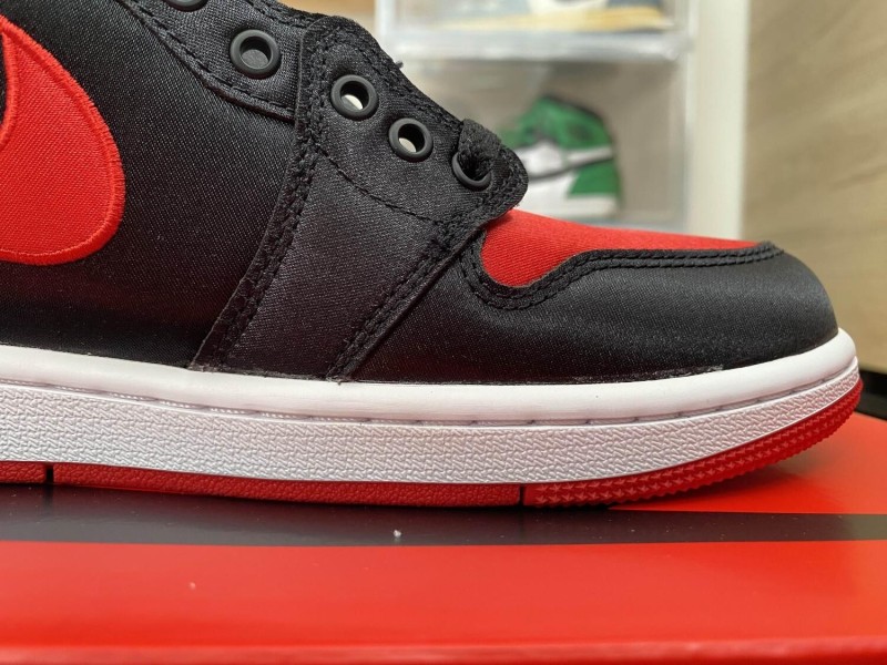 Nike Air Jordan 1 Rétro High OG Satin Bred taille 7W US (38 EU)