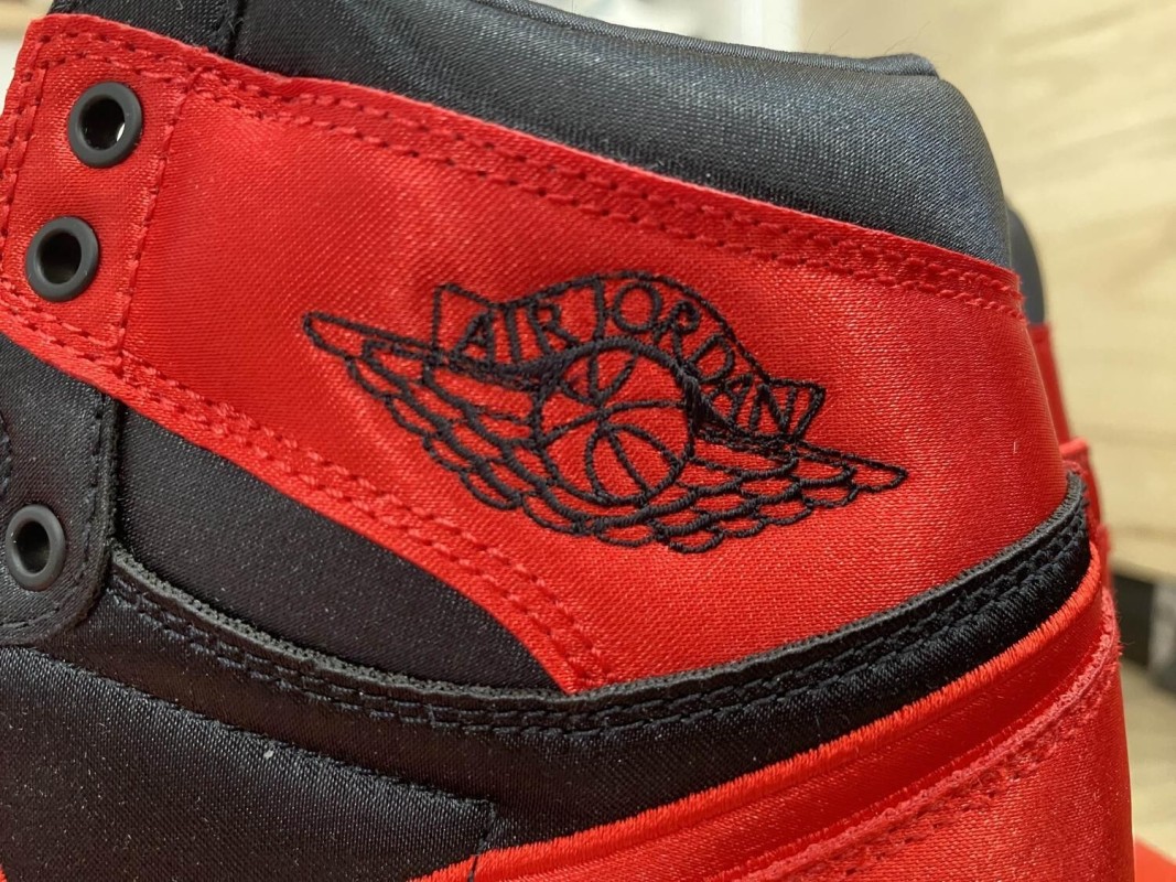Nike Air Jordan 1 Rétro High OG Satin Bred taille 7W US (38 EU) 2