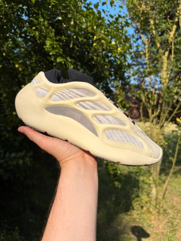 Yeezy 700v3 Azael 40,5