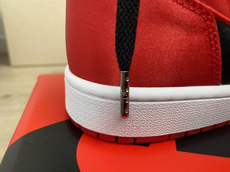 Nike Air Jordan 1 Rétro High OG Satin Bred taille 7W US (38 EU)