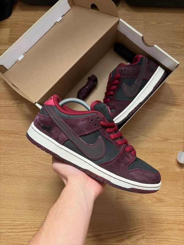 Nike dunk sb riot skateshop