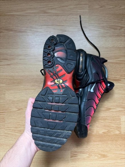 Nike air max plus deadpool rouge et noir