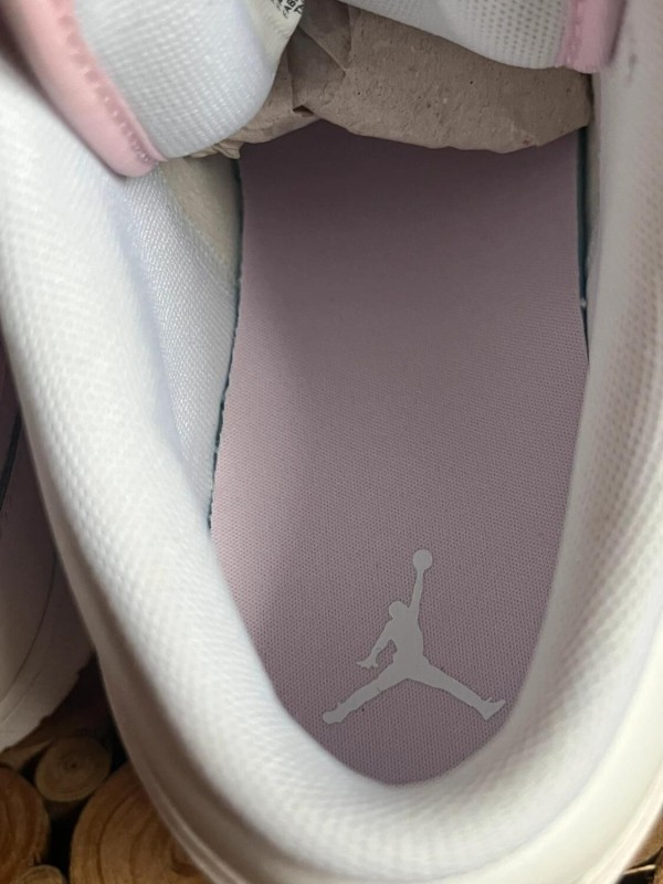 Air Jordan 1 low rose et blanche 2
