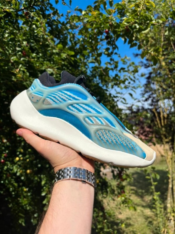 Yeezy 700v3 Arzareth taille 41,5