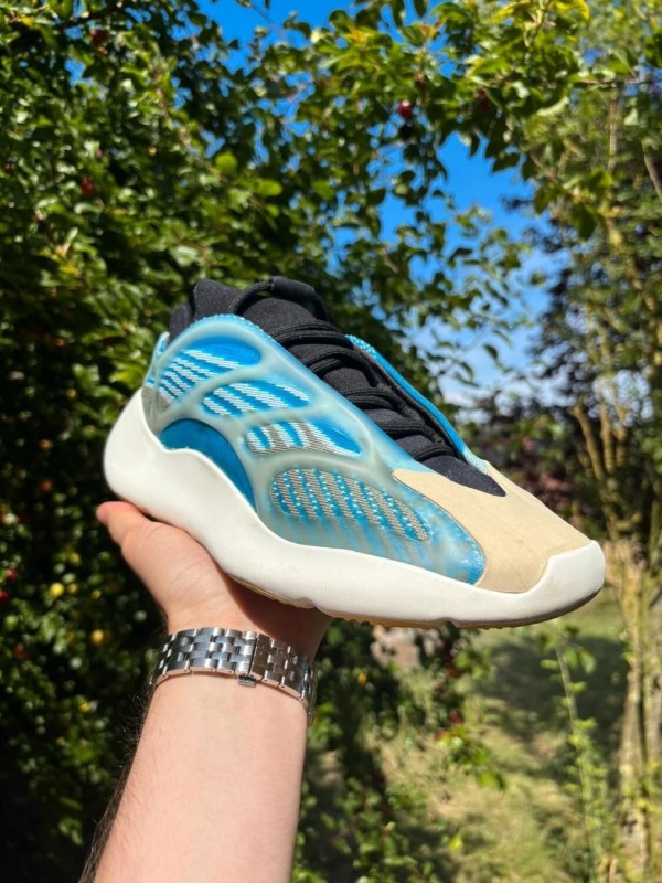 Yeezy 700v3 Arzareth taille 41,5 2