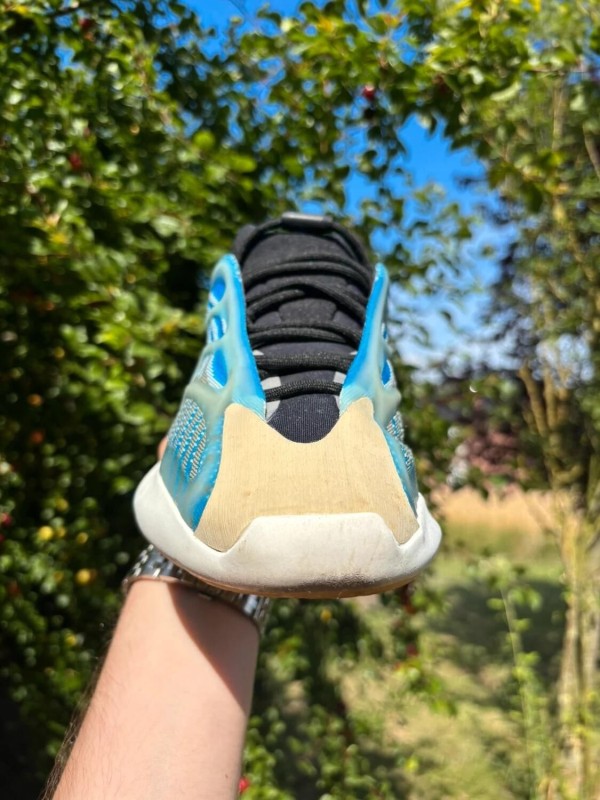 Yeezy 700v3 Arzareth taille 41,5 2