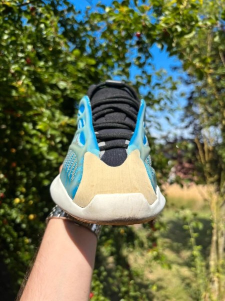Yeezy 700v3 Arzareth taille 41,5