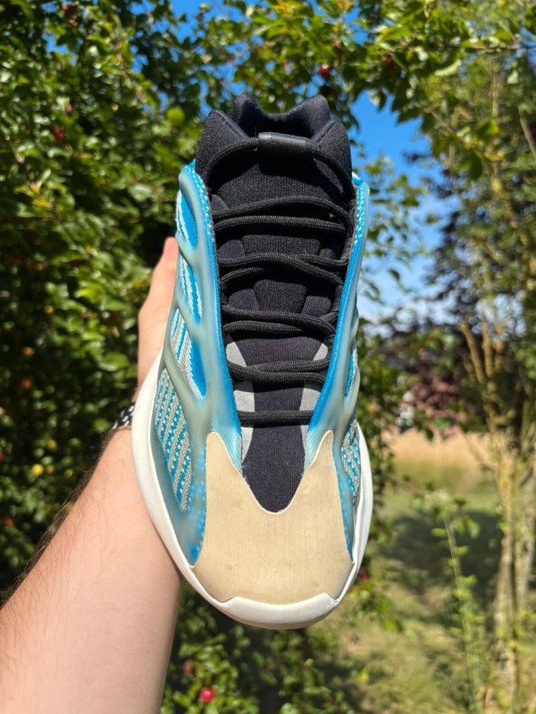 Yeezy 700v3 Arzareth taille 41,5 2