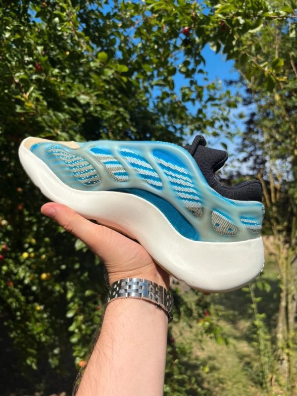 Yeezy 700v3 Arzareth taille 41,5 2