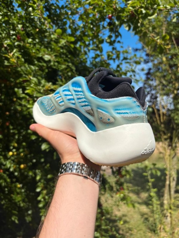 Yeezy 700v3 Arzareth taille 41,5 2