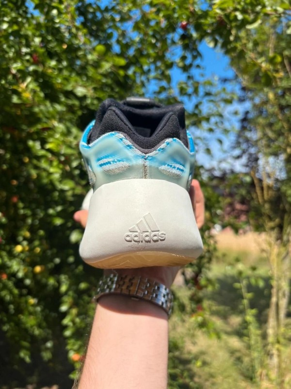 Yeezy 700v3 Arzareth taille 41,5 2