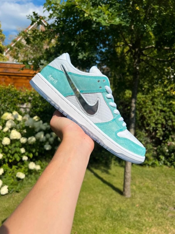 Nike SB Dunk Low April Skateboards maat 40,5