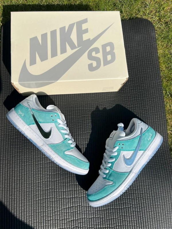 Nike SB Dunk Low April Skateboards maat 40,5 2