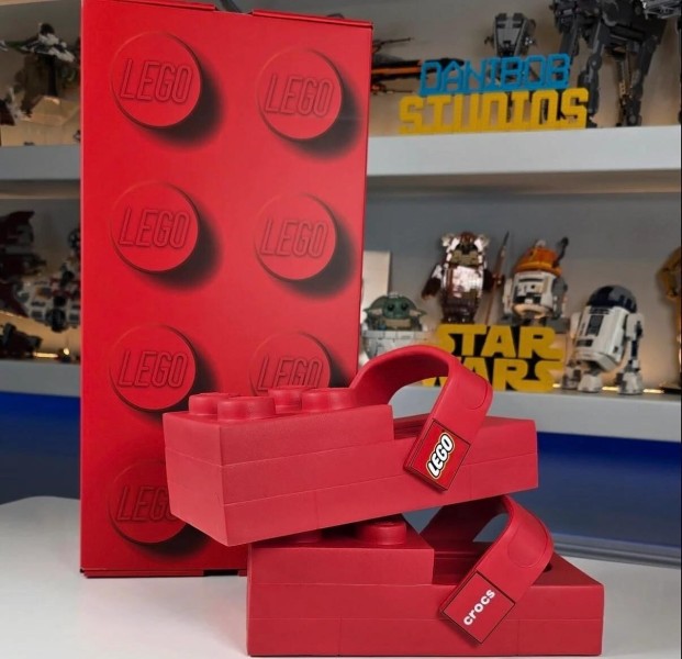 Crocs lego rouge taille 42-43