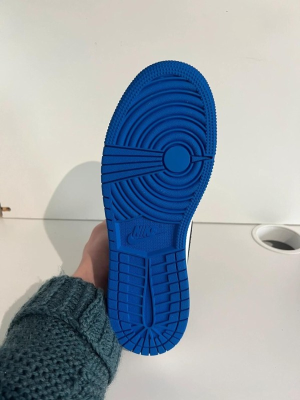 Nike Air Jordan 1 High Royal Toe GS 2