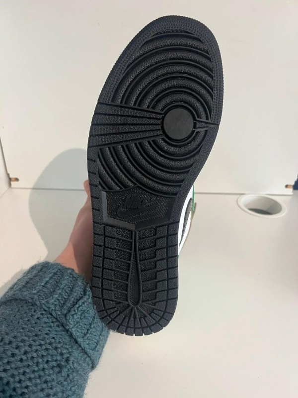 Nike Air Jordan 1 High Lucky Green (W) 2
