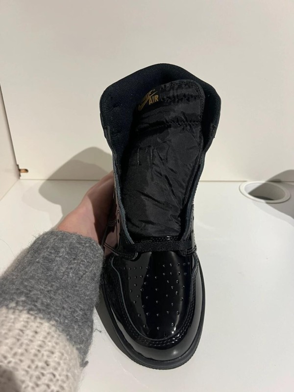 Nike Air Jordan 1 High Black Metallic Gold (2020) 2