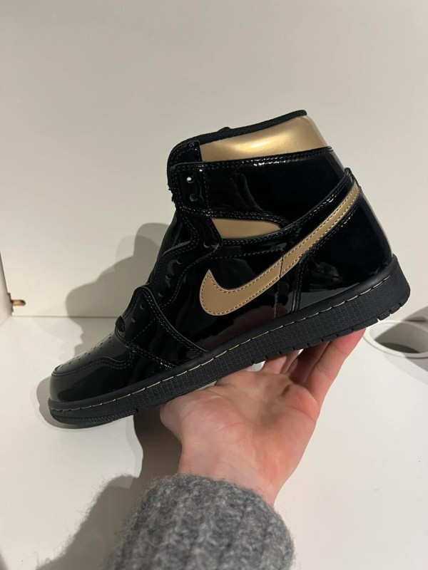 Nike Air Jordan 1 High Black Metallic Gold (2020) 2