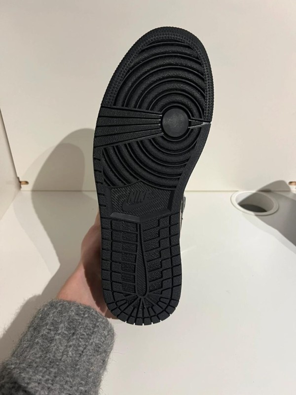 Nike Air Jordan 1 High Black Metallic Gold (2020) 2