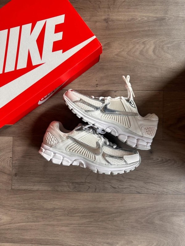 Nike Air Zoom Vomero 5 - Chrome Toe