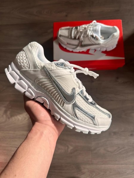 Nike Air Zoom Vomero 5 - Chrome Toe