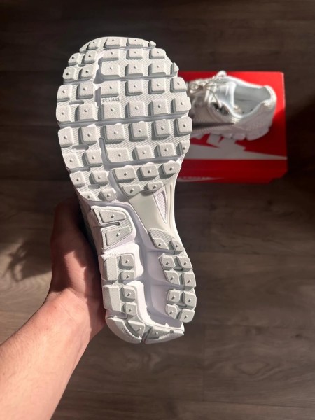 Nike Air Zoom Vomero 5 - Chrome Toe