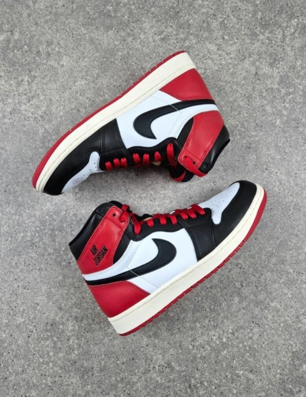 Nike Air Jordan 1 Retro High Black Toe taille 42,5
