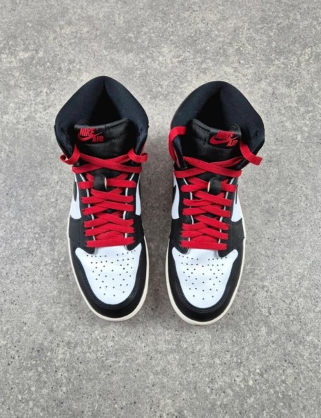 Nike Air Jordan 1 Retro High Black Toe taille 42,5