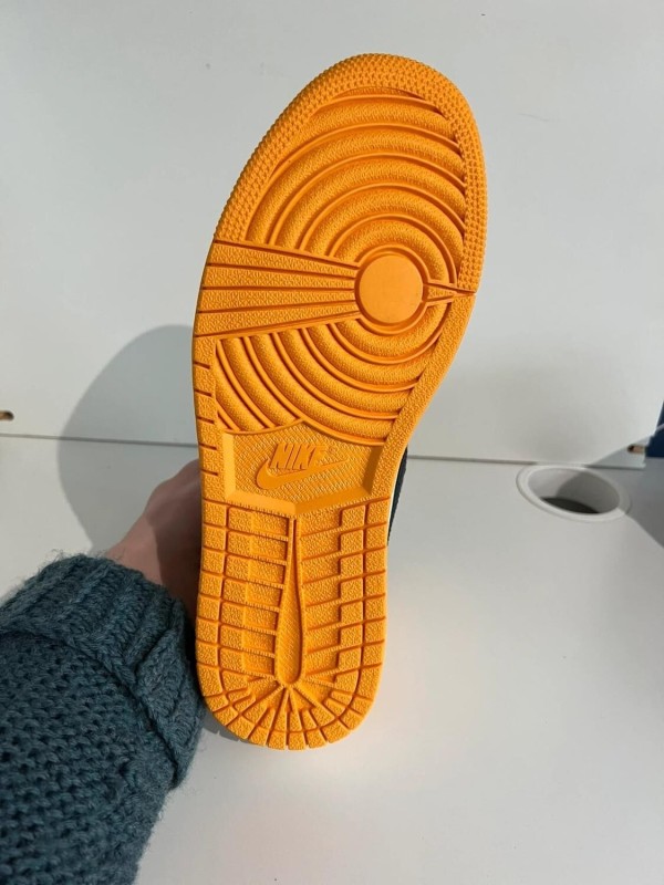Nike Air Jordan 1 High Taxi 2