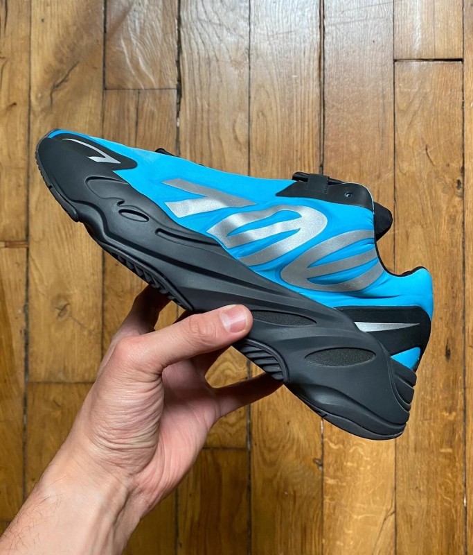 Adidas yeezy boost 700 MNVN bright cyan GZ3079