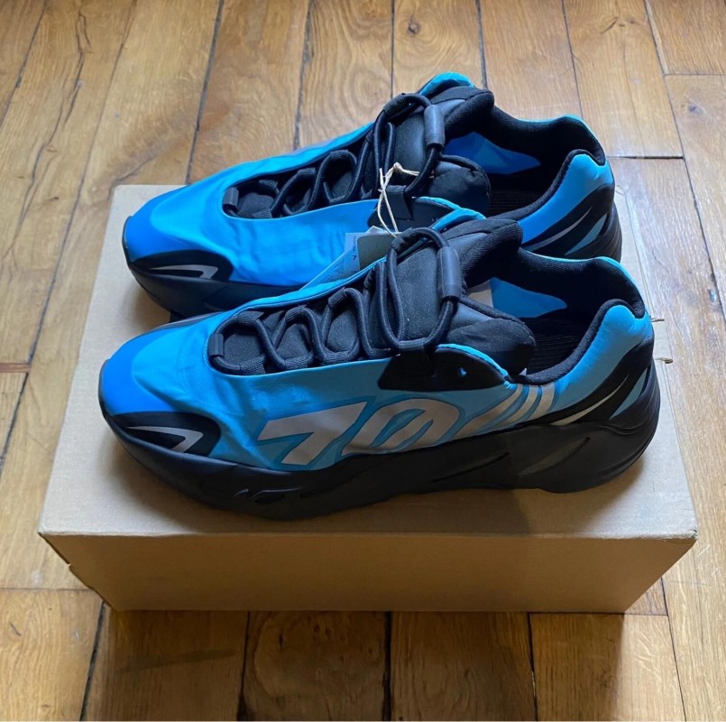 Adidas yeezy boost 700 MNVN bright cyan GZ3079 2