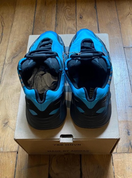 Adidas yeezy boost 700 MNVN bright cyan GZ3079